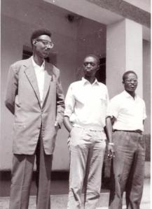 Le_Mwami_Kigeri_et_deux_de_ces_miliciens_01 (1) (1)