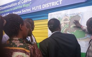 abayobozi_bitegereza_ikarita_y_akagari_ka_butare_ko_mu_murenge_wa_ngoma_ari_na_ho_hatangirije_ikwirakwizwa_ry_amakarita_y_utugari_agaragaza_uko_ubutaka_bugomba_kwifashishwa-300x185